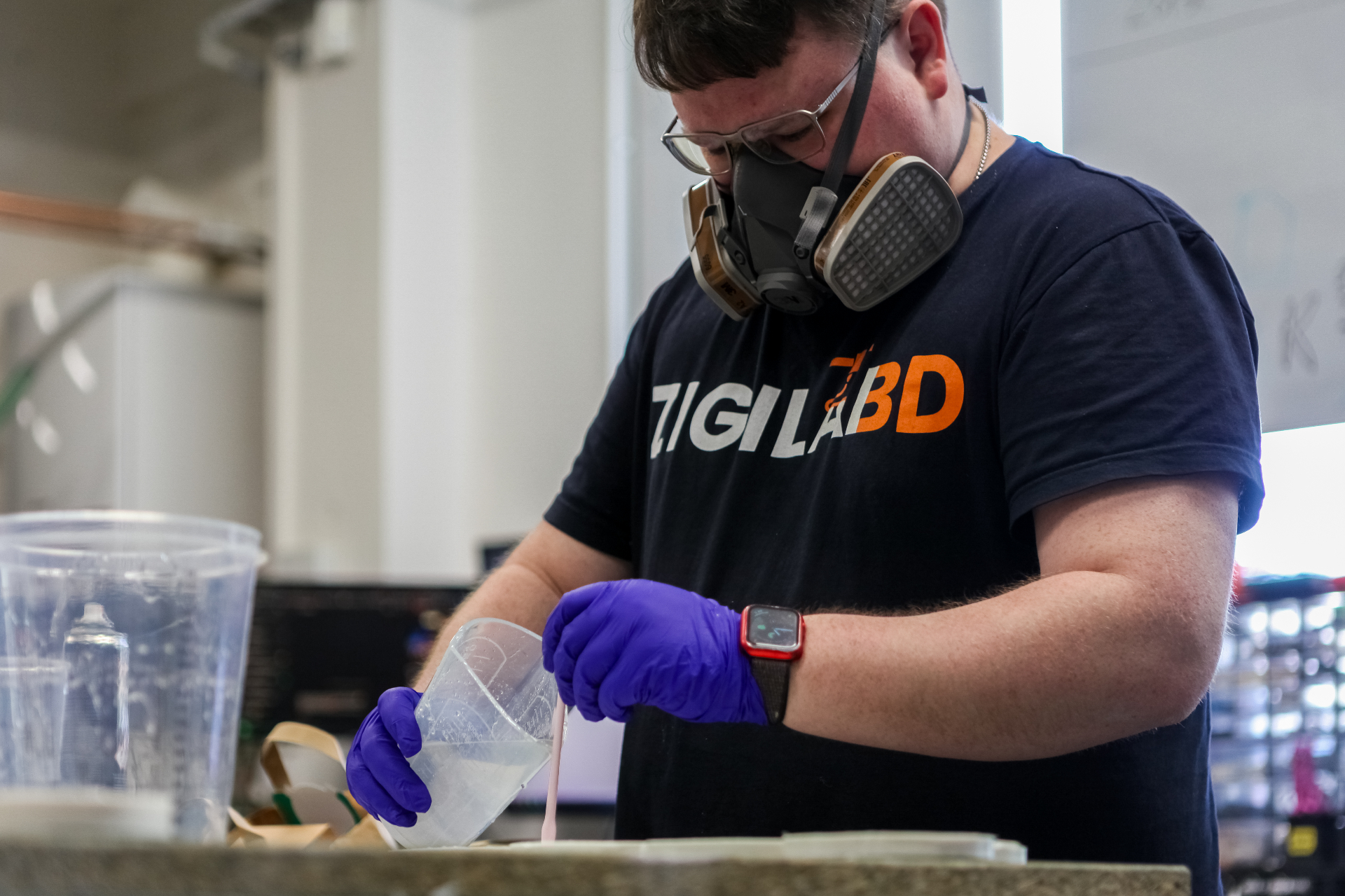 Kreativní koncept v náčrtu, vedle 3D modelu a prototypu